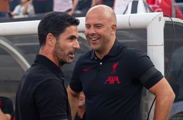 FILADELFIA - Mercoledì 31 luglio 2024: l'allenatore del Liverpool Arne Slot (a destra) e il manager dell'Arsenal Mikel Arteta durante un'amichevole pre-campionato tra Liverpool FC e Arsenal FC al Lincoln Financial Field, nell'ottavo giorno del tour pre-campionato del club negli Stati Uniti. (Foto di David Rawcliffe/Propaganda)