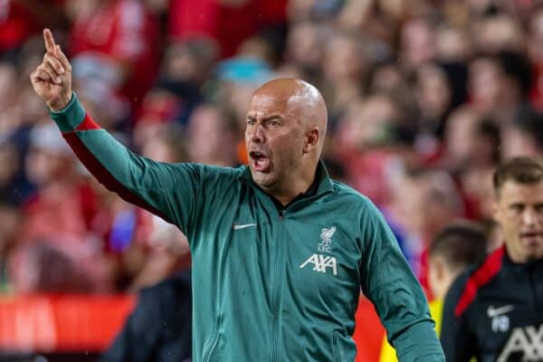 COLUMBIA - Sabato 3 agosto 2024: l'allenatore del Liverpool Arne Slot durante un'amichevole pre-campionato tra Liverpool FC e Manchester United FC allo stadio Williams-Brice, nell'undicesimo giorno del tour pre-campionato del club negli Stati Uniti. (Foto di David Rawcliffe/Propaganda)