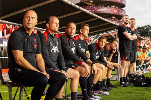 COLUMBIA - Sabato 3 agosto 2024: l'allenatore del Liverpool Arne Slot durante un'amichevole pre-campionato tra Liverpool FC e Manchester United FC allo stadio Williams-Brice, nell'undicesimo giorno del tour pre-campionato del club negli Stati Uniti. (Foto di David Rawcliffe/Propaganda)