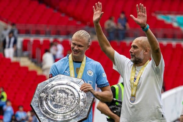 LONDRA, INGHILTERRA - Sabato 10 agosto 2024: Erling Haaland (a sinistra) del Manchester City e il manager Josep 'Pep' Guardiola festeggiano con il trofeo dopo la partita FA Community Shield tra Manchester City FC e Manchester United FC allo stadio di Wembley. Il Man City ha vinto 7-6 ai rigori dopo un pareggio per 1-1. (Foto di David Rawcliffe/Propaganda)