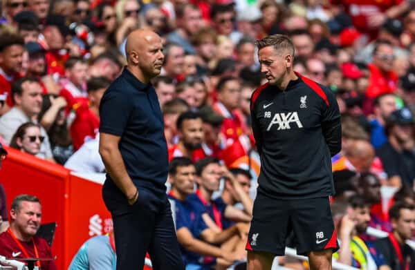 LIVERPOOL, INGHILTERRA - Domenica 11 agosto 2024: l'allenatore del Liverpool Arne Slot (sinistra) e l'allenatore dello sviluppo individuale della prima squadra Aaron Briggs durante un'amichevole pre-campionato tra Liverpool FC e Sevilla FC ad Anfield. (Foto di David Rawcliffe/Propaganda)