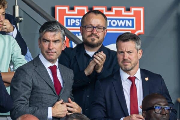 IPSWICH, INGHILTERRA - Sabato 17 agosto 2024: il direttore sportivo del Liverpool Richard Hughes (a sinistra) e l'amministratore delegato Billy Hogan (a destra) durante la partita della FA Premier League tra Ipswich Town FC e Liverpool FC a Portman Road. (Foto di David Rawcliffe/Propaganda)