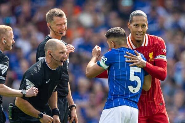 IPSWICH, INGHILTERRA - Sabato 17 agosto 2024: il capitano del Liverpool Virgil van Dijk (a destra) e il capitano dell'Ipswich Town Sam Morsy durante la partita della FA Premier League tra l'Ipswich Town FC e il Liverpool FC a Portman Road. (Foto di David Rawcliffe/Propaganda)