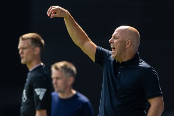 IPSWICH, INGHILTERRA - Sabato 17 agosto 2024: l'allenatore del Liverpool Arne Slot durante la partita della FA Premier League tra Ipswich Town FC e Liverpool FC a Portman Road. (Foto di David Rawcliffe/Propaganda)