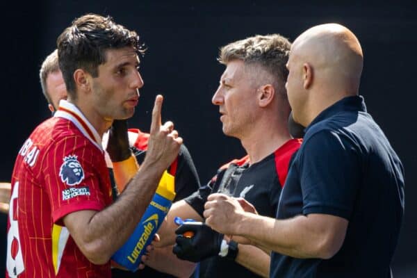 IPSWICH, ENGLAND - Saturday, August 17, 2024: Liverpool's Dominik Szoboszlai (L) and head coach Arne Slot during the FA Premier League match between Ipswich Town FC and Liverpool FC at Portman Road. (Photo by David Rawcliffe/Propaganda)