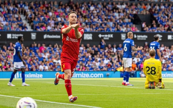 IPSWICH, INGHILTERRA - Sabato 17 agosto 2024: Diogo Jota del Liverpool esulta dopo aver segnato il gol di apertura durante la partita della FA Premier League tra Ipswich Town FC e Liverpool FC a Portman Road. (Foto di David Rawcliffe/Propaganda)