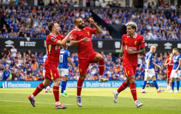 IPSWICH, INGHILTERRA - Sabato 17 agosto 2024: Mohamed Salah del Liverpool esulta dopo aver segnato il secondo gol durante la partita della FA Premier League tra Ipswich Town FC e Liverpool FC a Portman Road. (Foto di David Rawcliffe/Propaganda)