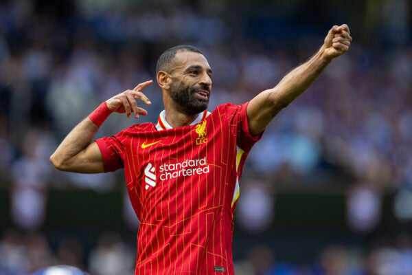 IPSWICH, ENGLAND – Samstag, 17. August 2024: Liverpools Mohamed Salah feiert, nachdem er während des FA Premier League-Spiels zwischen Ipswich Town FC und Liverpool FC in Portman Road das zweite Tor erzielt hat. (Foto von David Rawcliffe/Propaganda)