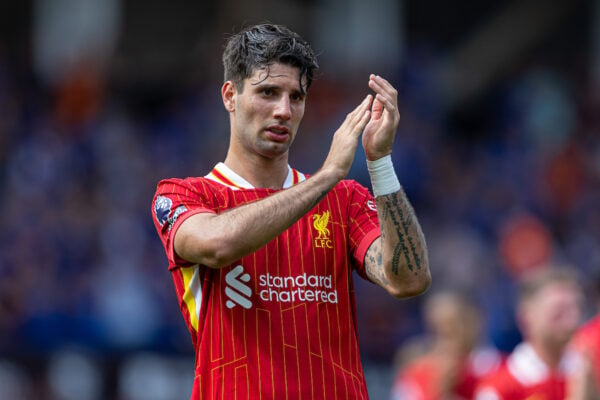 IPSWICH, INGHILTERRA - Sabato 17 agosto 2024: Dominik Szoboszlai del Liverpool applaude i tifosi dopo la partita di FA Premier League tra Ipswich Town FC e Liverpool FC a Portman Road. Il Liverpool ha vinto 2-0. (Foto di David Rawcliffe/Propaganda)