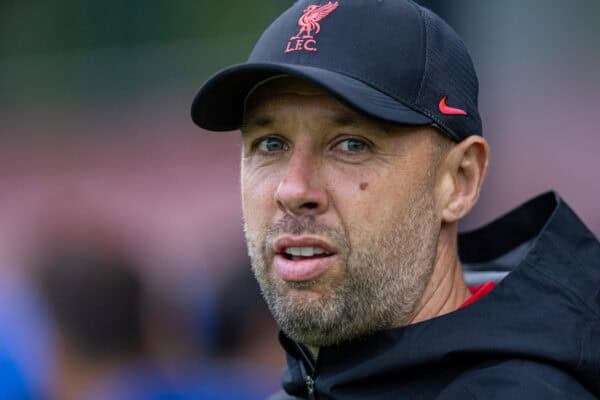 KIRKBY, INGHILTERRA - Mercoledì 21 agosto 2024: l'allenatore del Liverpool Barry Lewtas durante la partita del Gruppo C della Premier League International Cup tra il Liverpool FC Under 21 e il PSV Eindhoven Under 21 alla Liverpool Academy. (Foto di David Rawcliffe/Propaganda)