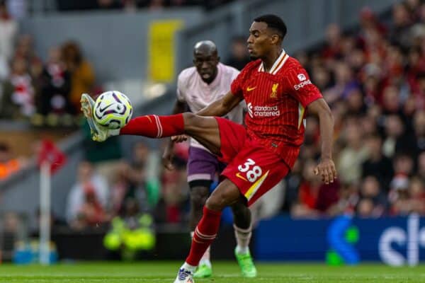 LIVERPOOL, INGHILTERRA - Domenica 25 agosto 2024: Ryan Gravenberch del Liverpool durante la partita della FA Premier League tra Liverpool FC e Brentford FC ad Anfield. (Foto di David Rawcliffe/Propaganda)