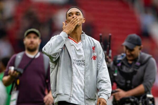 MANCHESTER, INGHILTERRA - domenica 1 settembre 2024: Trent Alexander-Arnold di Liverpool festeggia dopo la partita della FA Premier League tra Manchester United FC e Liverpool FC all'Old Trafford. Il Liverpool ha vinto 3-0. (Foto di David Rawcliffe/Propaganda)