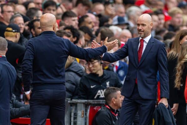 MANCHESTER, INGHILTERRA - Domenica 1 settembre 2024: il manager del Manchester United Erik ten Hag (a destra) stringe la mano all'allenatore del Liverpool Arne Slot durante la partita di FA Premier League tra Manchester United FC e Liverpool FC all'Old Trafford. (Foto di David Rawcliffe/Propaganda)