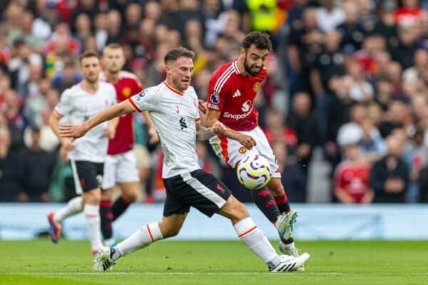 MANCHESTER, INGHILTERRA - Domenica 1 settembre 2024: il capitano del Manchester United Bruno Fernandes (a destra) viene sfidato da Alexis Mac Allister del Liverpool durante la partita della FA Premier League tra Manchester United FC e Liverpool FC all'Old Trafford. (Foto di David Rawcliffe/Propaganda)