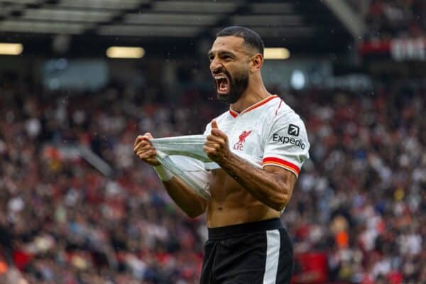 MANCHESTER, INGHILTERRA - Domenica 1 settembre 2024: Mohamed Salah del Liverpool esulta dopo aver segnato il terzo gol durante la partita della FA Premier League tra Manchester United FC e Liverpool FC all'Old Trafford. (Foto di David Rawcliffe/Propaganda)