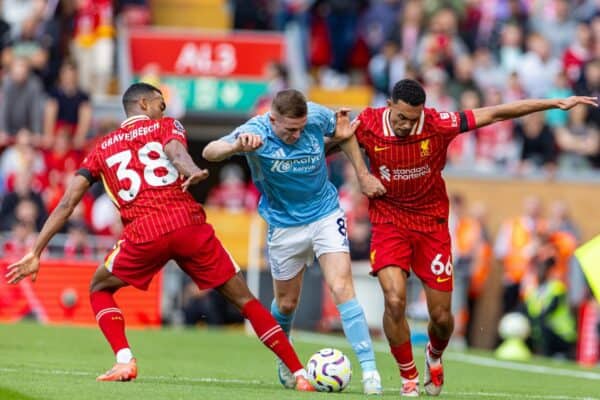 LIVERPOOL, INGHILTERRA - Sabato 14 settembre 2024: Elliot Anderson (al centro) del Nottingham Forest viene sfidato da Ryan Gravenberch (a sinistra) e Trent Alexander-Arnold del Liverpool durante la partita di FA Premier League tra Liverpool FC e Nottingham Forest FC ad Anfield. (Foto di David Rawcliffe/Propaganda)