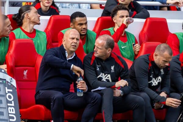 LIVERPOOL, INGHILTERRA - Sabato 14 settembre 2024: l'allenatore capo del Liverpool Arne Slot (sinistra) e il primo allenatore in seconda Sipke Hulshoff durante la partita di FA Premier League tra Liverpool FC e Nottingham Forest FC ad Anfield. (Foto di David Rawcliffe/Propaganda)