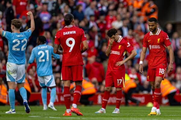 LIVERPOOL, INGHILTERRA - Sabato 14 settembre 2024: Curtis Jones e Cody Gakpo del Liverpool sembrano abbattuti al fischio finale durante la partita della FA Premier League tra Liverpool FC e Nottingham Forest FC ad Anfield. Il Notts Forest ha vinto 1-0. (Foto di David Rawcliffe/Propaganda)