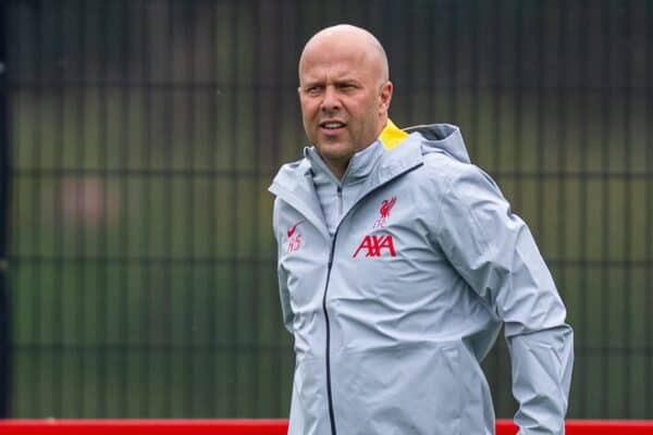 LIVERPOOL, INGHILTERRA - Lunedì 16 settembre 2024: l'allenatore del Liverpool Arne Slot durante una sessione di allenamento presso l'AXA Training Centre in vista della partita di UEFA Champions League tra AC Milan e Liverpool FC. (Foto di Jon Super/Propaganda)