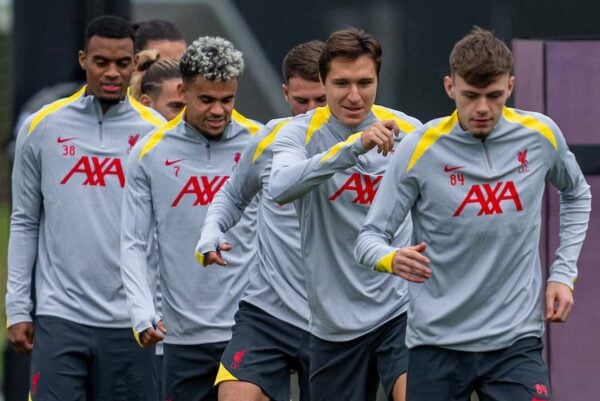 LIVERPOOL, INGHILTERRA - lunedì 16 settembre 2024: Il nuovo acquisto di Liverpool Federico Chiesa (2° da R) durante una sessione di allenamento presso l'AXA Training Center in vista della partita della UEFA Champions League tra AC Miland e Liverpool FC. (Foto di Jon Super/Propaganda)