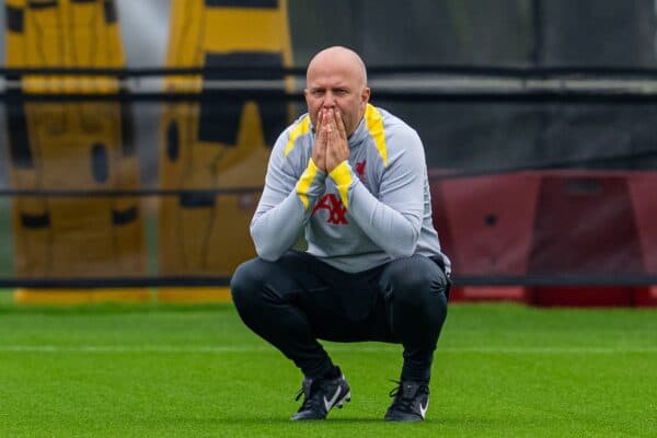 LIVERPOOL, INGHILTERRA - Lunedì 16 settembre 2024: l'allenatore del Liverpool Arne Slot durante una sessione di allenamento presso l'AXA Training Centre in vista della partita di UEFA Champions League tra AC Milan e Liverpool FC. (Foto di Jon Super/Propaganda)