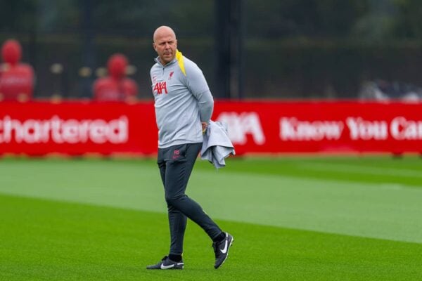 LIVERPOOL, INGHILTERRA - lunedì 16 settembre 2024: l'allenatore del Liverpool Arne Slot durante una sessione di allenamento presso l'AXA Training Center in vista della partita della UEFA Champions League tra AC Miland e Liverpool FC. (Foto di Jon Super/Propaganda)