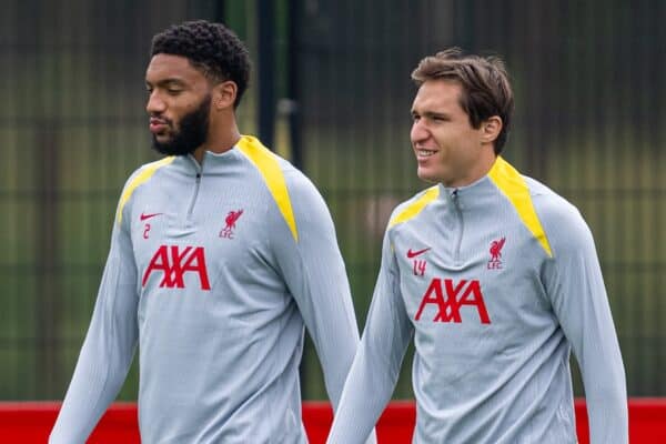 LIVERPOOL, INGHILTERRA - Lunedì 16 settembre 2024: Joe Gomez (a sinistra) del Liverpool e il nuovo acquisto Federico Chiesa durante una sessione di allenamento presso l'AXA Training Centre in vista della partita di UEFA Champions League tra AC Milan e Liverpool FC. (Foto di Jon Super/Propaganda)