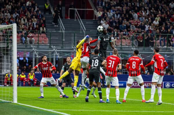 MILANO, ITALIA - Martedì 17 settembre 2024: Ibrahima Konaté del Liverpool segna il primo gol del pareggio della sua squadra durante la partita di UEFA Champions League tra AC Milan e Liverpool FC allo Stadio San Siro. (Foto di David Rawcliffe/Propaganda)