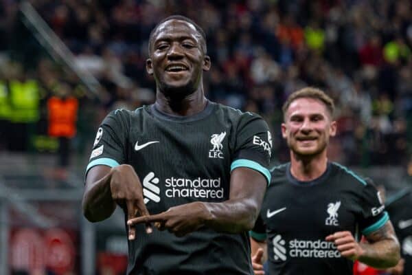 MILANO, ITALIA - Martedì 17 settembre 2024: Ibrahima Konaté del Liverpool esulta dopo aver segnato il primo gol del pareggio della sua squadra durante la partita di UEFA Champions League tra AC Milan e Liverpool FC allo Stadio San Siro. (Foto di David Rawcliffe/Propaganda)