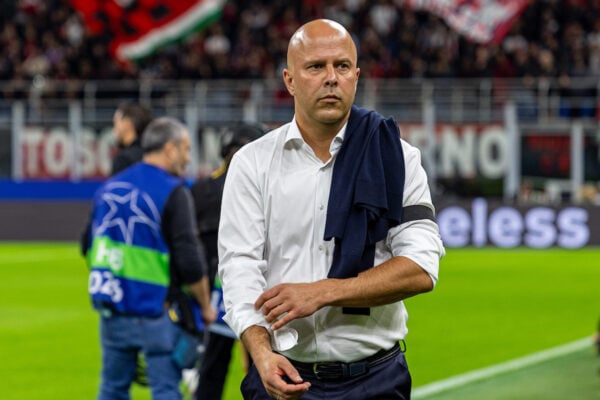 MILANO, ITALIA - Martedì 17 settembre 2024: l'allenatore del Liverpool Arne Slot durante la partita di UEFA Champions League tra AC Milan e Liverpool FC allo Stadio San Siro. (Foto di David Rawcliffe/Propaganda)