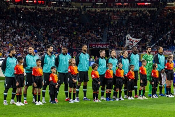 MILANO, ITALIA - Martedì 17 settembre 2024: i giocatori del Liverpool si schierano prima della partita di UEFA Champions League tra AC Milan e Liverpool FC allo Stadio San Siro. (Foto di David Rawcliffe/Propaganda)