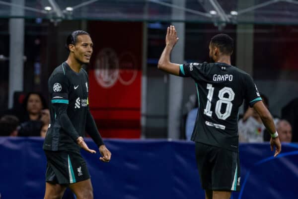 MILANO, ITALIA - Martedì 17 settembre 2024: il capitano del Liverpool Virgil van Dijk (a sinistra) festeggia con il compagno di squadra Cody Gakpo dopo aver segnato il secondo gol durante la partita di UEFA Champions League tra AC Milan e Liverpool FC allo Stadio San Siro. (Foto di David Rawcliffe/Propaganda)