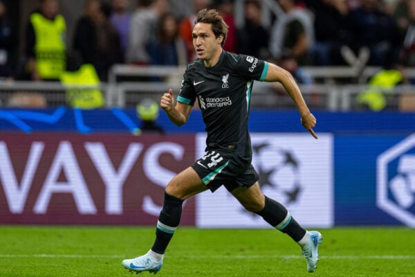 MILANO, ITALIA - Martedì 17 settembre 2024: Federico Chiesa di Liverpool durante la partita della UEFA Champions League tra AC Milan e Liverpool FC allo Stadio San Siro. (Foto di David Rawcliffe/Propaganda)