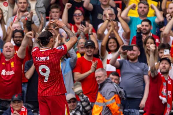 LIVERPOOL, INGGRIS - Sabtu, 21 September 2024: Pemain Liverpool Darwin Núñez melakukan selebrasi setelah mencetak gol ketiga dalam pertandingan FA Premier League antara Liverpool FC dan AFC Bournemouth di Anfield. (Foto oleh David Rawcliffe/Propaganda)