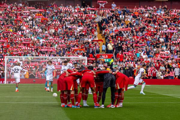 LIVERPOOL, INGHILTERRA - sabato 21 settembre 2024: I giocatori del Liverpool formano un incontro pre-partita prima della partita della fa Premier League tra il Liverpool FC e l'AFC Bournemouth ad Anfield. (Foto di David Rawcliffe/Propaganda)