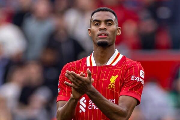 LIVERPOOL, INGGRIS - Sabtu, 21 September 2024: Pemain Liverpool Ryan Gravenberch memberikan tepuk tangan kepada para pendukungnya setelah pertandingan Liga Premier FA antara Liverpool FC dan AFC Bournemouth di Anfield. (Foto oleh David Rawcliffe/Propaganda)