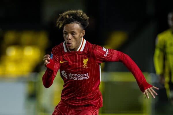 HARROGATE, INGHILTERRA - Lunedì 23 settembre 2024: Trent Kone-Doherty del Liverpool durante la partita del Gruppo E dell'English Football League Trophy Northern tra l'Harrogate Town AFC e il Liverpool FC Under-21 a Wetherby Road. (Foto di David Rawcliffe/Propaganda)