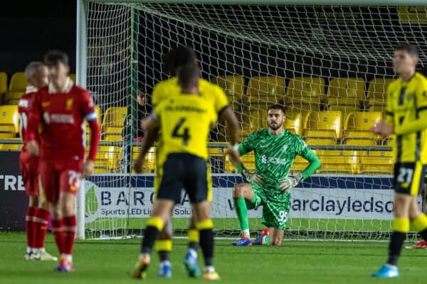 HARROGATE, INGHILTERRA - Lunedì 23 settembre 2024: il portiere del Liverpool Harvey Davies reagisce mentre l'Harrogate Town segna il gol di apertura durante la partita dell'English Football League Trophy Northern Group E tra l'Harrogate Town AFC e il Liverpool FC Under-21 a Wetherby Road. (Foto di David Rawcliffe/Propaganda)