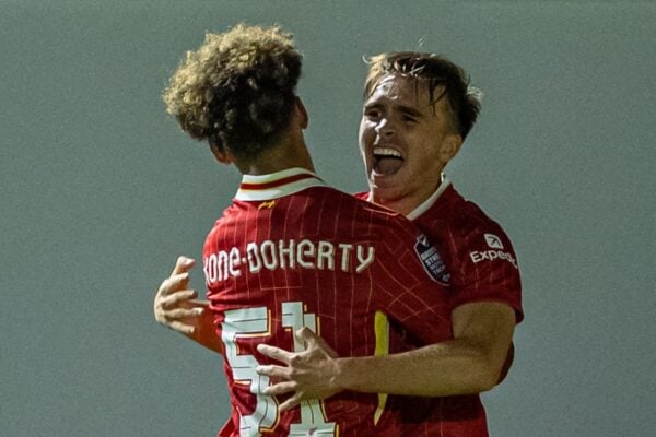 HARROGATE, INGHILTERRA - Lunedì 23 settembre 2024: James Norris (a destra) del Liverpool festeggia con il compagno di squadra Trent Kone-Doherty dopo aver segnato il primo gol del pareggio durante la partita del Gruppo E dell'English Football League Trophy Northern tra l'Harrogate Town AFC e il Liverpool FC Under-21 a Wetherby Road. (Foto di David Rawcliffe/Propaganda)