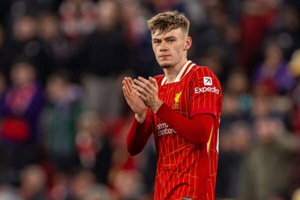 LIVERPOOL, INGHILTERRA - Mercoledì 25 settembre 2024: Conor Bradley di Liverpool applaude i tifosi dopo la terza partita della Football League Cup tra il Liverpool FC e il West Ham United FC ad Anfield. (Foto di Ryan Brown/Propaganda)