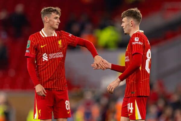 LIVERPOOL, INGHILTERRA - mercoledì 25 settembre 2024: Tyler Morton (L) e Conor Bradley di Liverpool dopo la terza partita della Football League Cup tra il Liverpool FC e il West Ham United FC ad Anfield. (Foto di Ryan Brown/Propaganda)