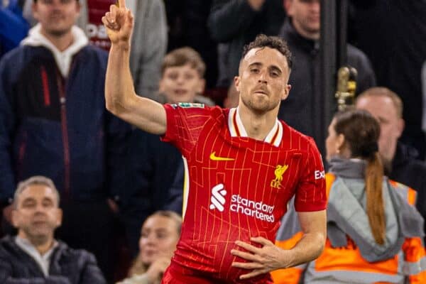 LIVERPOOL, INGHILTERRA - mercoledì 25 settembre 2024: Diogo Jota di Liverpool festeggia dopo aver segnato il primo gol di pareggio della sua squadra durante la partita del terzo round della Football League Cup tra il Liverpool FC e il West Ham United FC ad Anfield. (Foto di Ryan Brown/Propaganda)