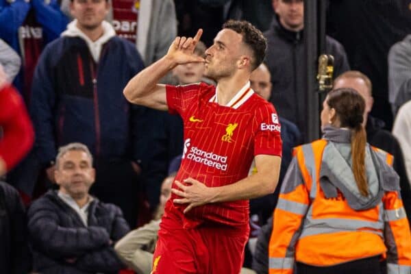 LIVERPOOL, INGHILTERRA - Mercoledì 25 settembre 2024: Diogo Jota del Liverpool esulta dopo aver segnato il primo gol del pareggio della sua squadra durante la partita del terzo turno della Football League Cup tra Liverpool FC e West Ham United FC ad Anfield. (Foto di Ryan Brown/Propaganda)