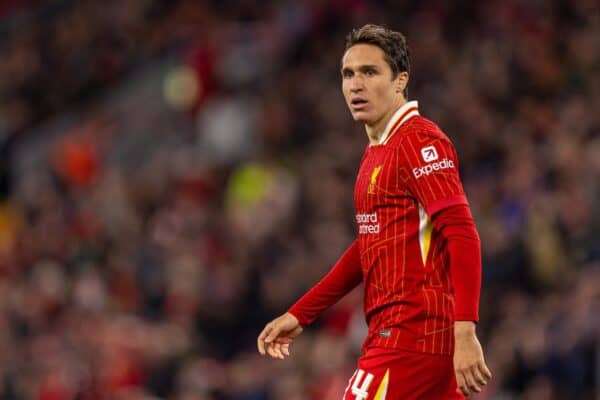 LIVERPOOL, INGHILTERRA - Mercoledì 25 settembre 2024: Federico Chiesa di Liverpool durante la terza partita della Football League Cup tra il Liverpool FC e il West Ham United FC ad Anfield. (Foto di Ryan Brown/Propaganda)