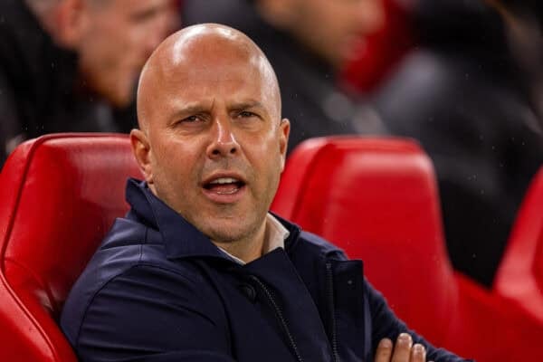 LIVERPOOL, INGHILTERRA - Mercoledì 25 settembre 2024: l'allenatore del Liverpool Arne Slot prima della partita del terzo turno della Football League Cup tra Liverpool FC e West Ham United FC ad Anfield. (Foto di Ryan Brown/Propaganda)