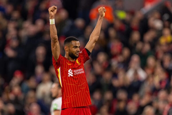 LIVERPOOL, INGHILTERRA - Mercoledì 25 settembre 2024: Cody Gakpo del Liverpool esulta dopo aver segnato il quarto gol della sua squadra durante la partita del terzo turno della Football League Cup tra Liverpool FC e West Ham United FC ad Anfield. (Foto di Ryan Brown/Propaganda)