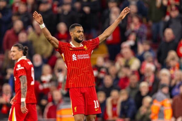 LIVERPOOL, INGHILTERRA - mercoledì 25 settembre 2024: Cody Gakpo di Liverpool festeggia dopo aver segnato il quinto gol durante la terza partita della Football League Cup tra il Liverpool FC e il West Ham United FC ad Anfield. (Foto di Ryan Brown/Propaganda)