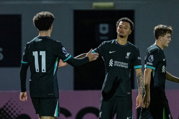 BOREHAMWOOD, INGHILTERRA - venerdì 27 settembre 2024: Ranel Young (R) di Liverpool festeggia con il compagno di squadra Kieron Morrison dopo aver segnato il terzo gol della sua squadra durante la partita della Premier League 2 Division 1 tra l'Arsenal FC Under-21 e il Liverpool FC Under-21 al Prato Park. (Foto di David Rawcliffe/Propaganda)