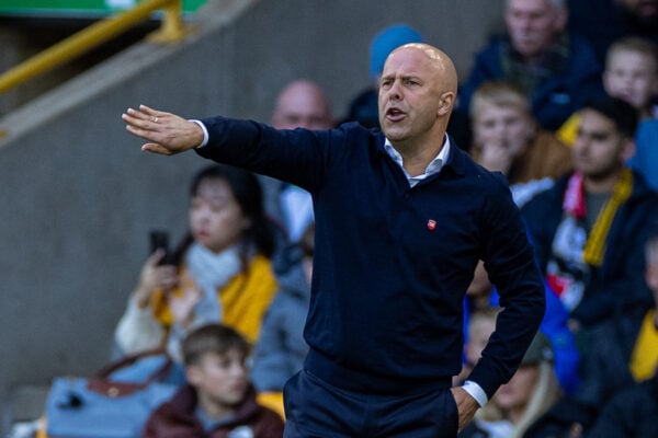 WOLVERHAMPTON, INGHILTERRA - sabato 28 settembre 2024: Arne Slot, allenatore del Liverpool, durante la partita della fa Premier League tra il Wolverhampton Wanderers FC e il Liverpool FC allo stadio Molineux. (Foto di David Rawcliffe/Propaganda)