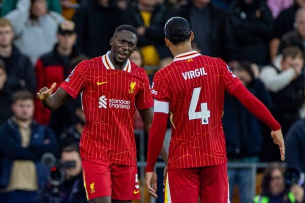 WOLVERHAMPTON, INGHILTERRA - sabato 28 settembre 2024: Ibrahima Konaté (L) di Liverpool festeggia con il capitano del compagno di squadra Virgil van Dijk dopo aver segnato il gol di apertura durante la partita della fa Premier League tra il Wolverhampton Wanderers FC e il Liverpool FC allo stadio Molineux. (Foto di David Rawcliffe/Propaganda)